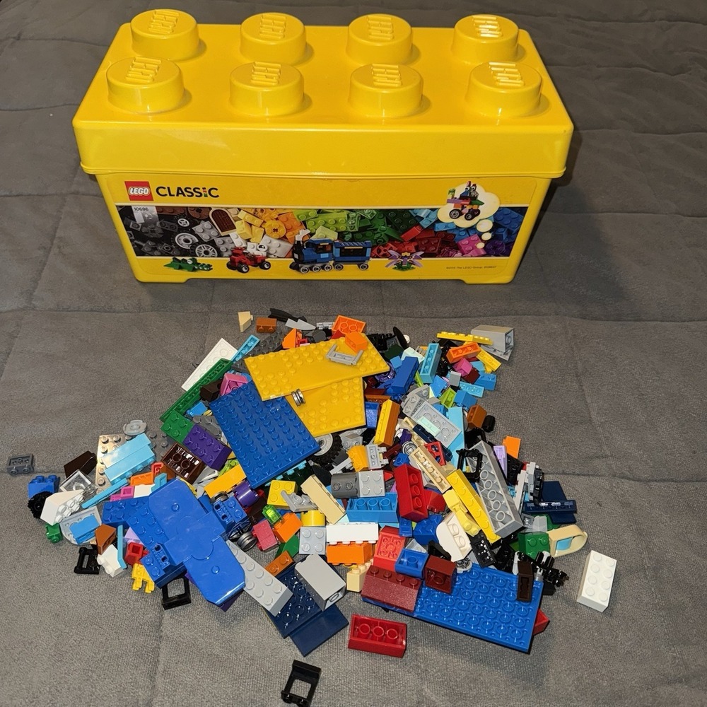 LEGO Classic Creative Brick Box Yellow Storage Bin 8 Stud & Mixed LEGO Lot